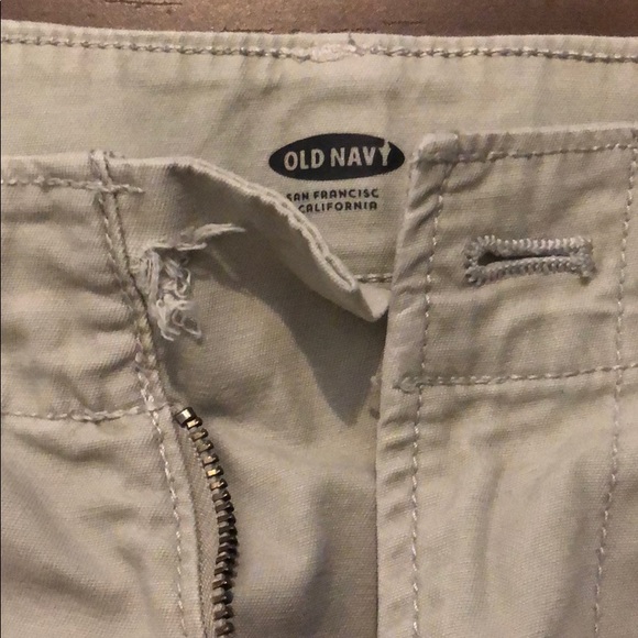 Old navy white/beige shorts missing button - Picture 2 of 5